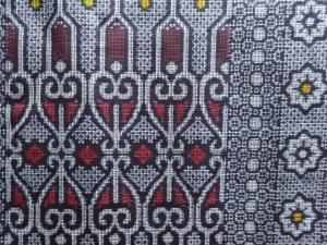 アンティーク　抽象花唐草模様織出し本場正藍泥染大島紬着物（割り込み絣）